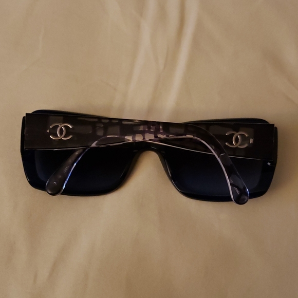 🚫SOLD🚫 Chanel shades - Picture 2 of 11